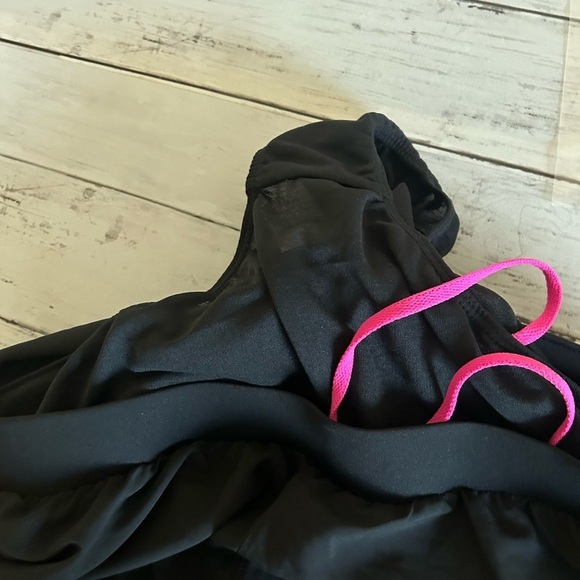 NWT ladies medium under Armour Fly By 2.0 Short pink and black - Picture 4 of 8